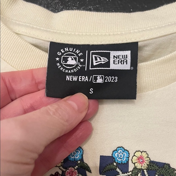 New Era Cream Floral Graphic Crop Top - Picture 2 of 2